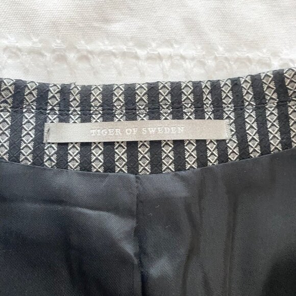 TIGER OF SWEDEN BLACK WHITE WOOL BLEND GEO STRIPED ODINA 3 PEAK LAPEL BLAZER - 4 - Picture 6 of 10